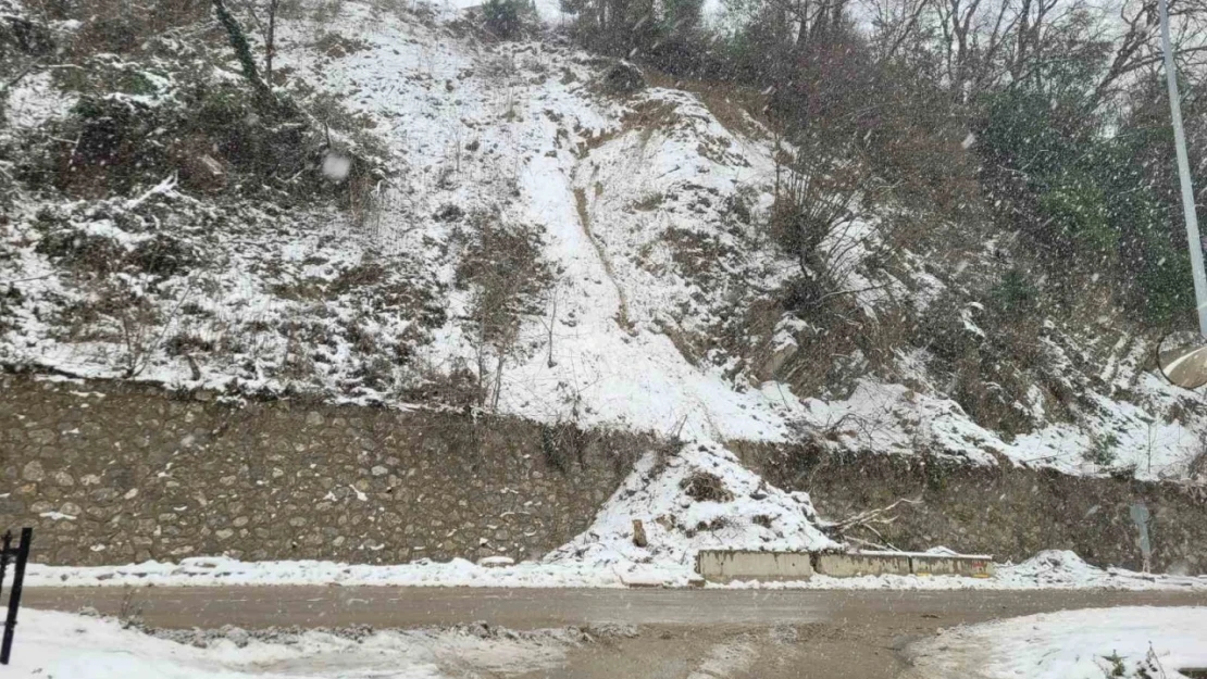 Kastamonu'da Dağdan Kopan Taşlar Yola Düştü