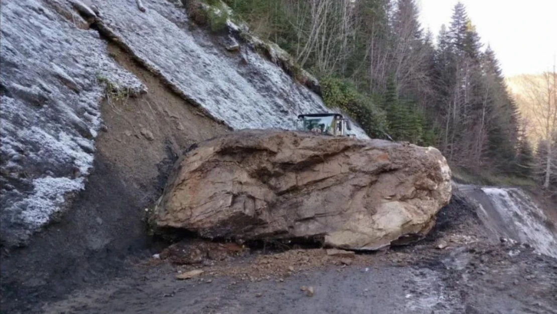 Kastamonu'da Düşen Kaya Yolu Ulaşıma Kapattı