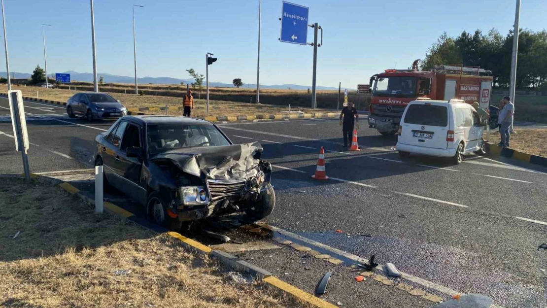 Hafif Ticari Araç İle Otomobil Çarpıştı: 2 Yaralı