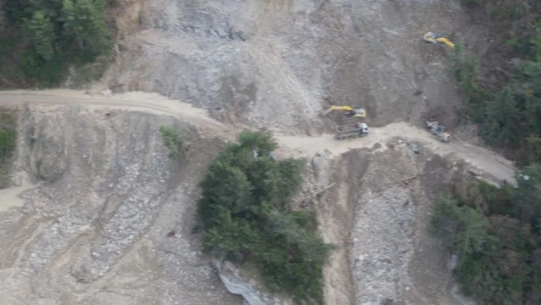 Heyelan Nedeniyle Ulaşıma Kapanan Yolda Yoğun Çalışma