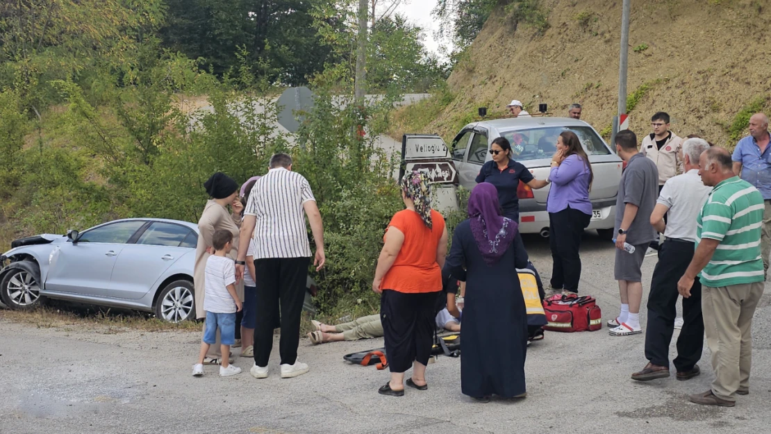 Kastamonu'da İki Otomobil Çarpıştı: 2 Yaralı