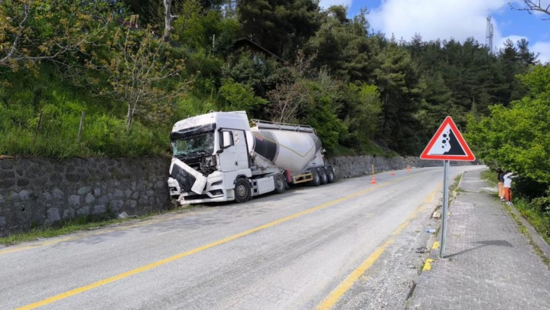 Kastamonu'da İstinat Duvarına Çarpan Tır Alev Aldı: 2 Yaralı