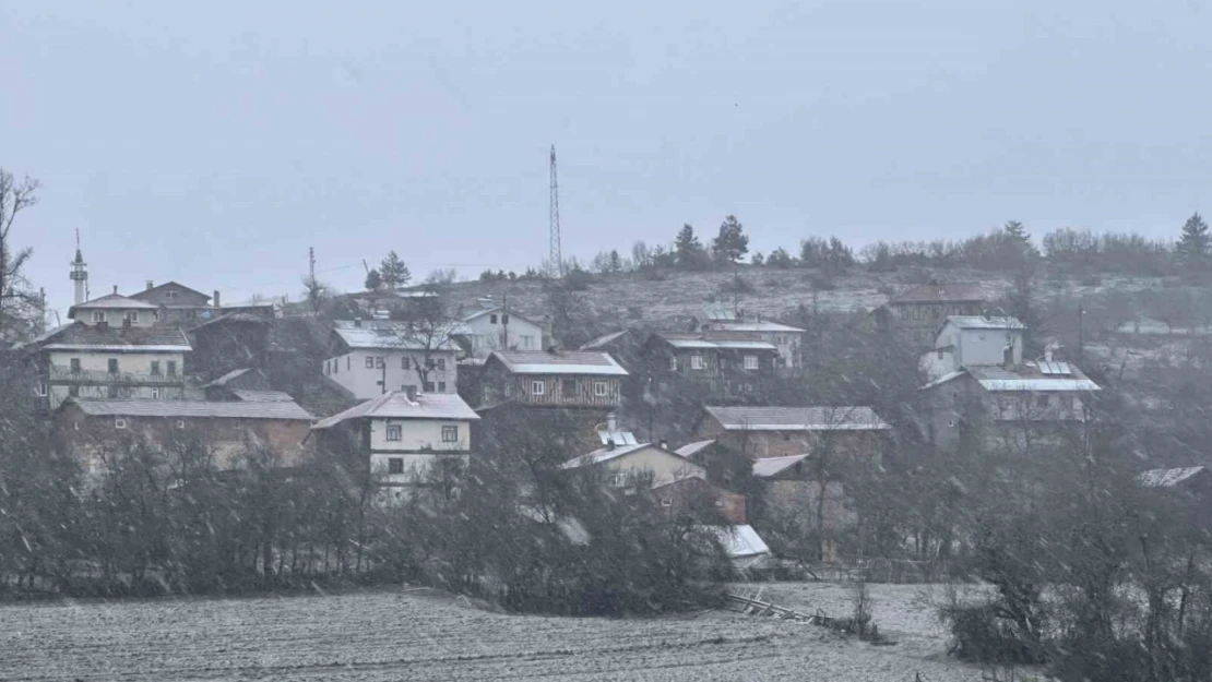 Kastamonu'da kar yağışı başladı, yollar beyaza büründü