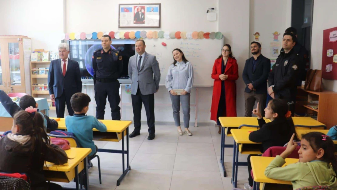 Kastamonu'da kitap kurdu gençlere tam destek