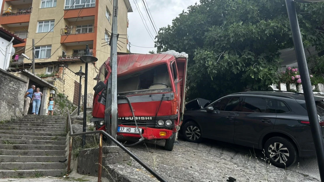 Kastamonu'da Kontrolden Çıkan Kamyon Araca Ve Direğe Çarparak Durdu