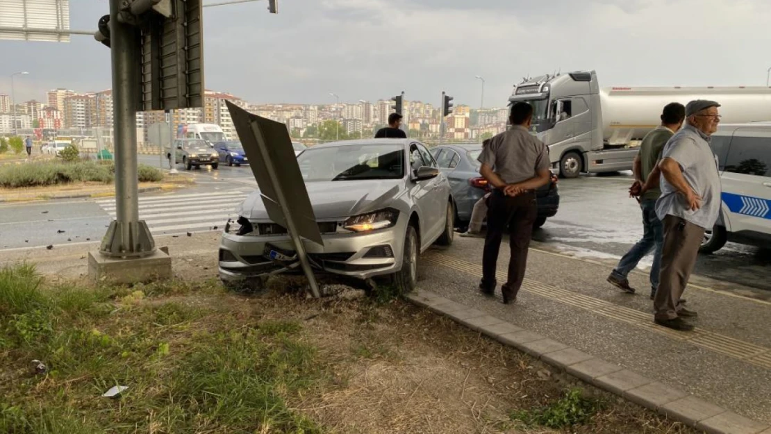 Kastamonu'da Üç Araç Birbirine Girdi: 5 Yaralı