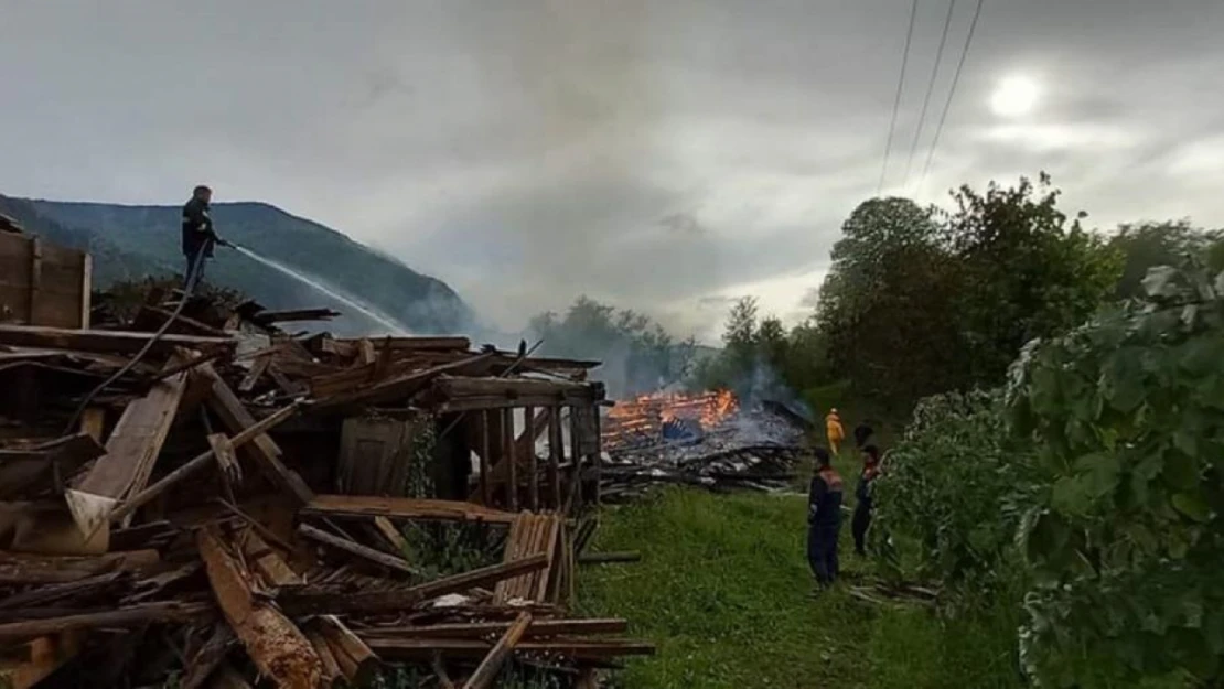 Kastamonu'da yıldırım yangına sebep oldu, 2 ev küle döndü