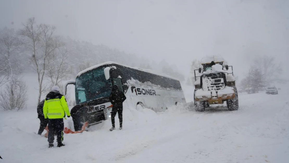 Kastamonu'da Yolcu Otobüsü Kara Saplandı