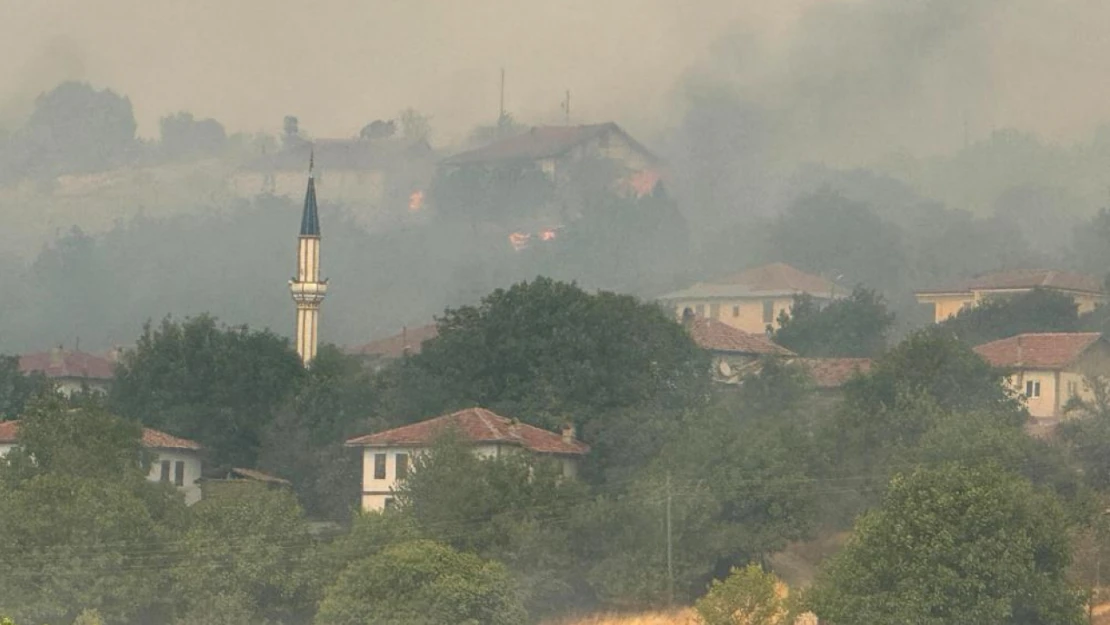 Kastamonu'daki Orman Yangını Köye Ulaştı