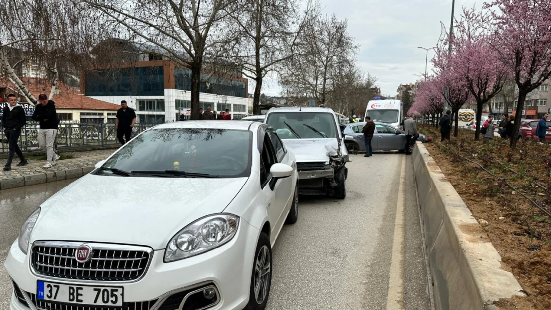 Kastamonu Merkez'de zincirleme trafik kazası, 1 yaralı