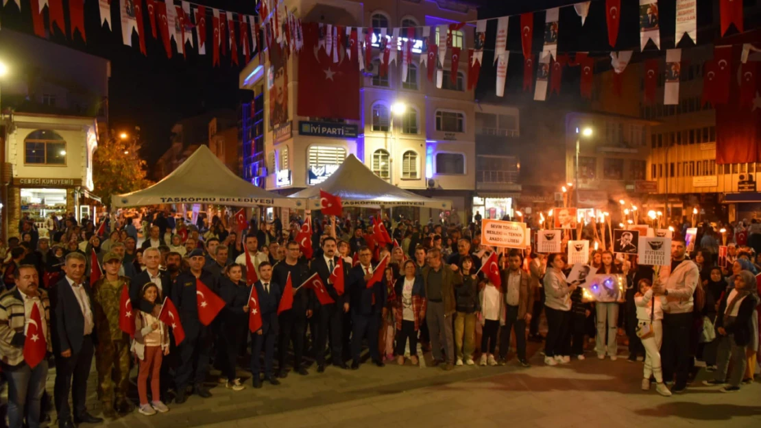 Kastamonu Taşköprü'de 100'üncü Yıl Fener Alayı düzenlendi