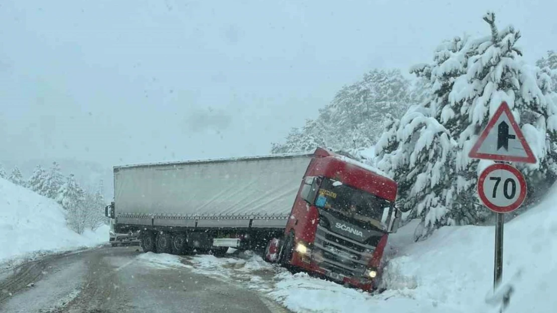 Kayan Tır Yolu Kapattı