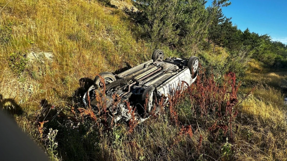 Kaza sonrası otomobilde sıkışan yaralılar kurtarıldı