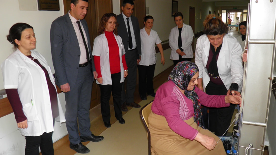Kilim dokuyarak tedavi yöntemi