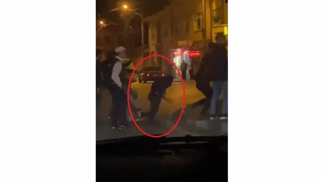 Sokak Ortasında Tekme Ve Sopalar Havada Uçuştu