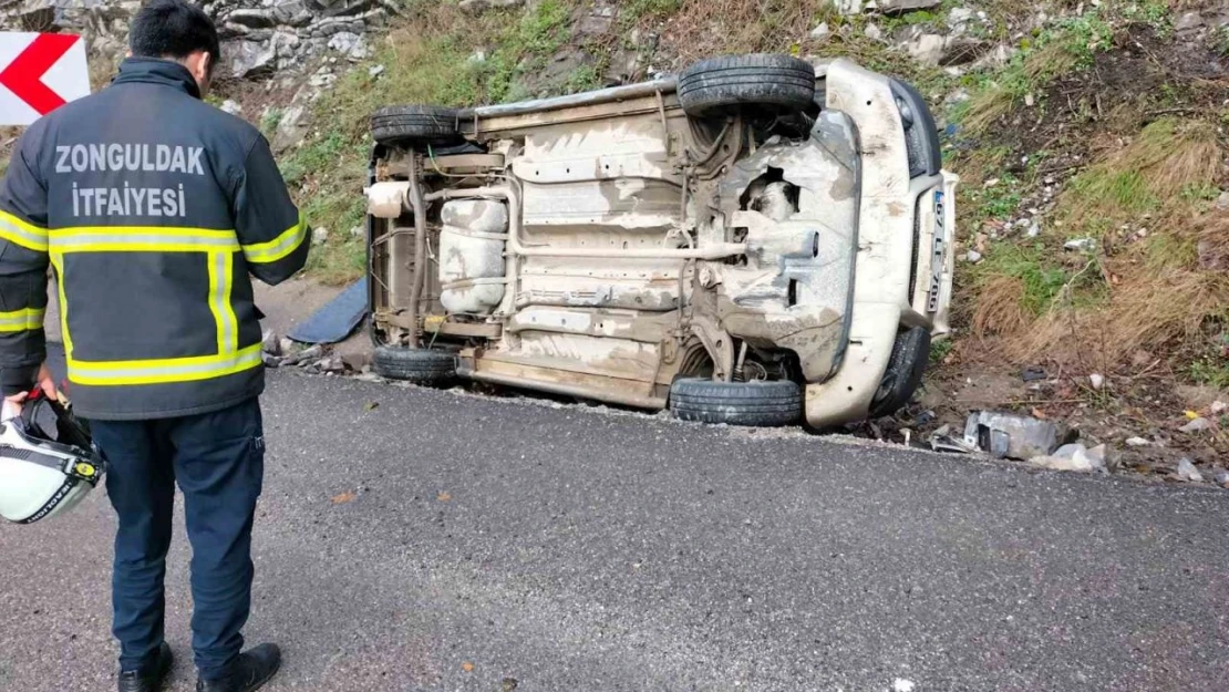 Zonguldak'ta Kontrolden Çıkan Araç Devrildi: 2 Yaralı