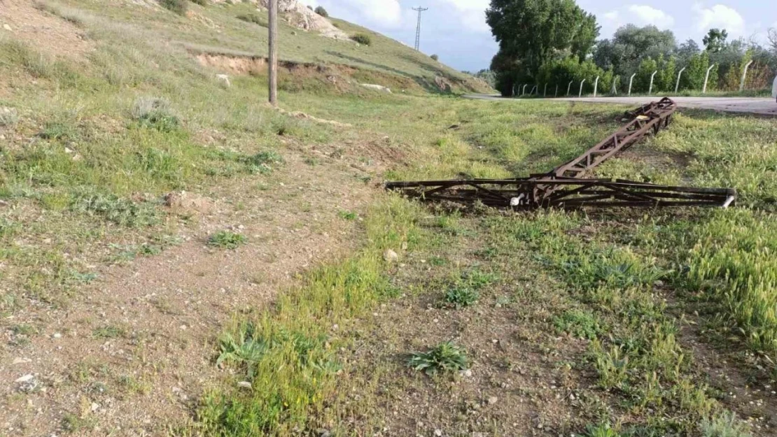 Kontrolden Çıkan Araç Elektrik Direğine Çarptı: 2 Yaralı