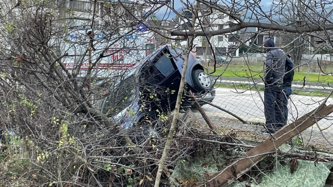 Otomobil Evin Bahçesine Devrildi