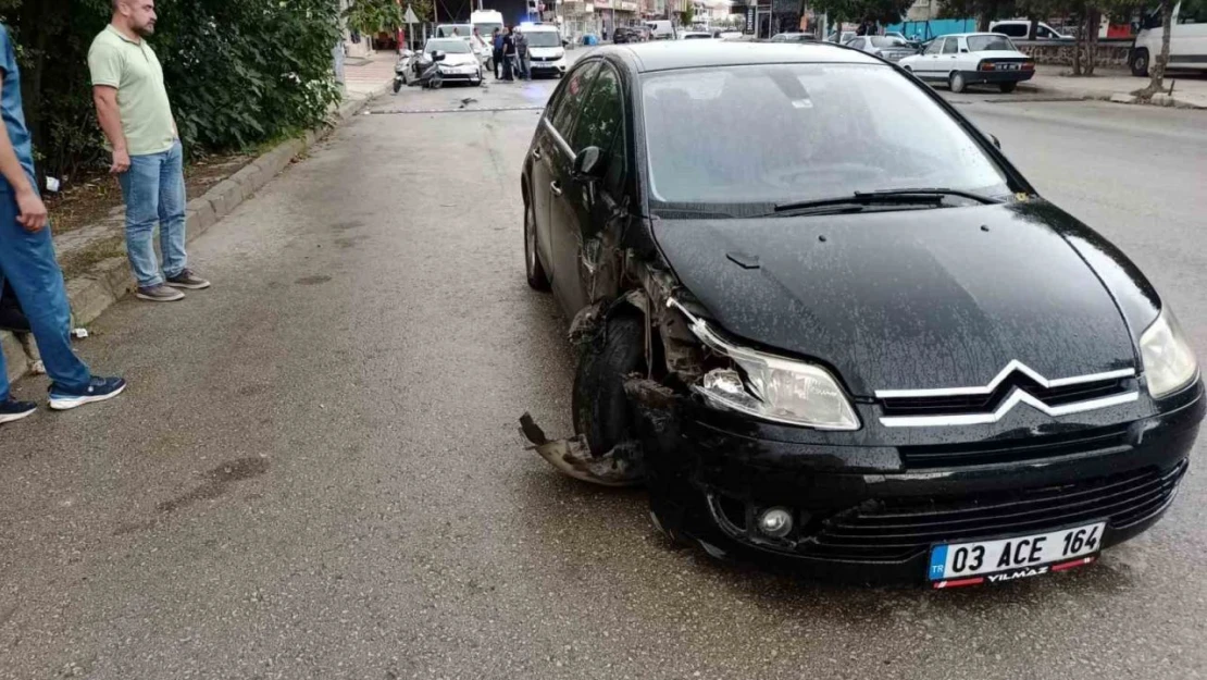 Park Halindeki 2 Otomobile Çarptı