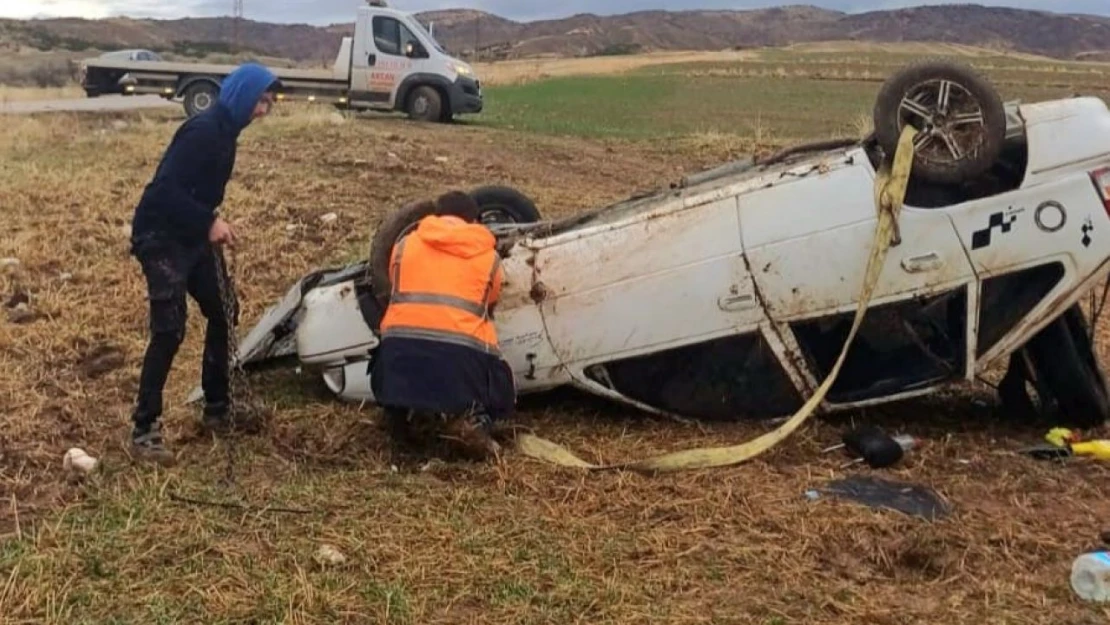 Kontrolden Çıkan Otomobil Tarlaya Devrildi: 6 Yaralı