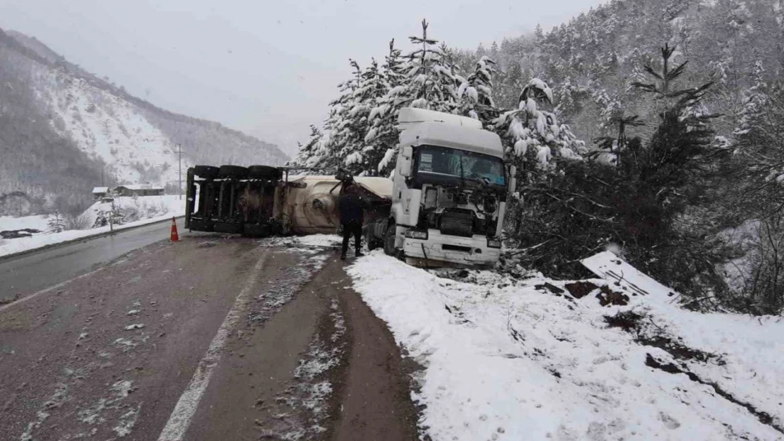 Kontrolden Çıkan Tır, Devrildi