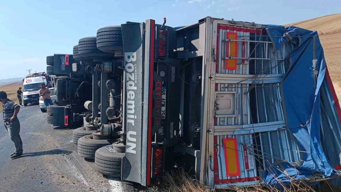 Kontrolden Çıkan TIR Yan Yattı: 2'si Çocuk 3 Yaralı