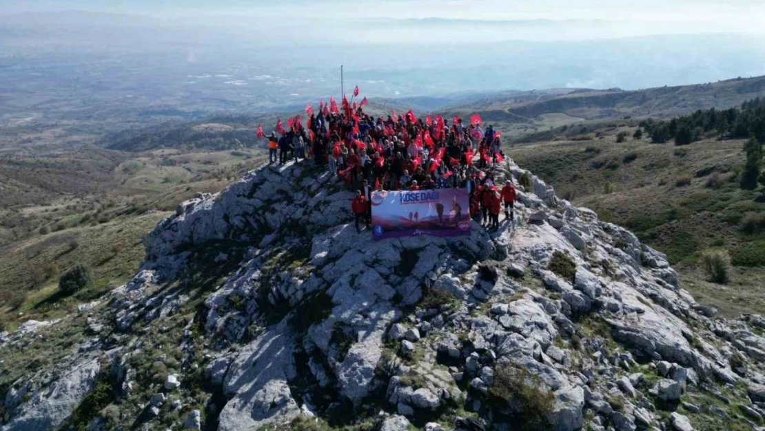 Kösedağ'ın Zirvesine Dev Türk bayrağı