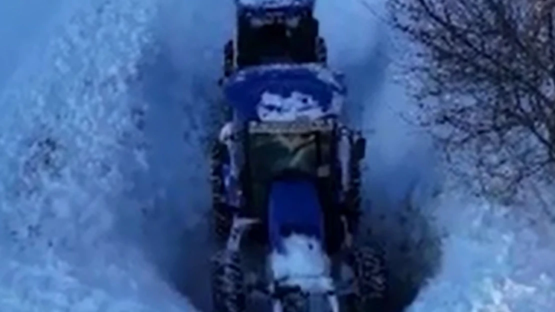 Köy Yolunu Yaptığı Aparatla Açıyor