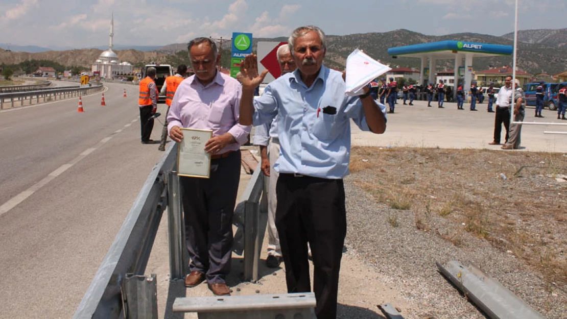 Köylülerden yolun bariyerle kapatılmasına tepki