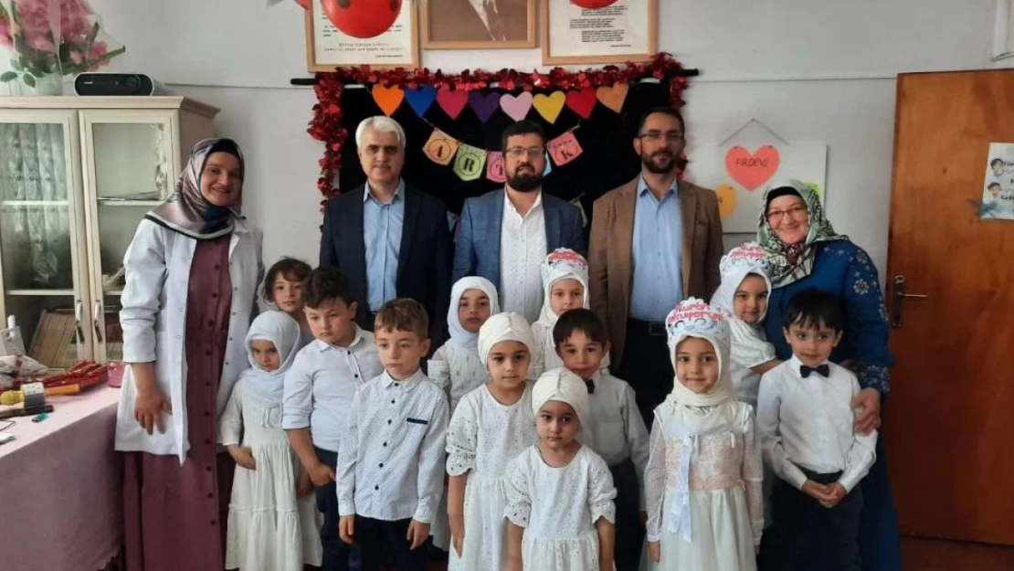 Kur'an öğrenen minikler taç taktı