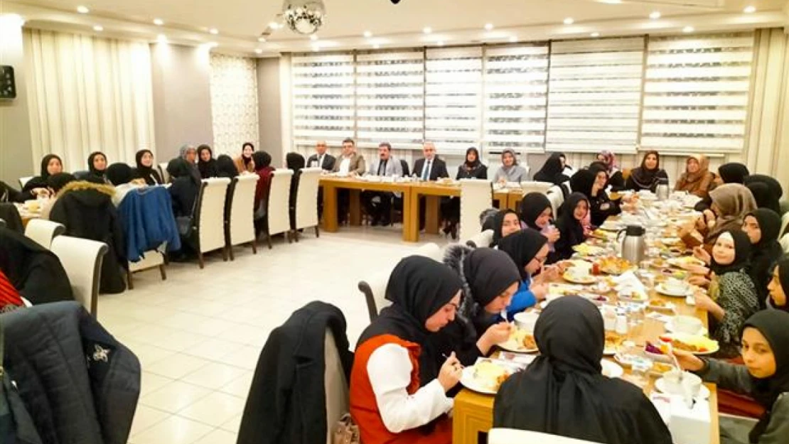 Kuran kursu öğrencilerine iftar yemeği