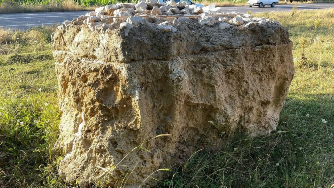 Lahit mezar sanıldı, üzerine beton dökülmüş kayaç çıktı