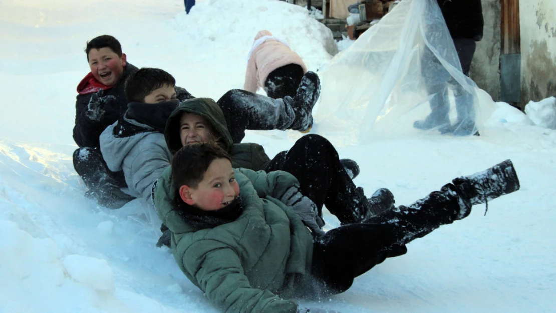 Mahalle Yolunu Kızak Pistine Çevirdiler