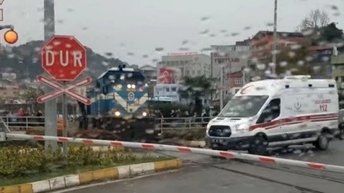 Treni Durdurdu Ambulansa Yol Verdi