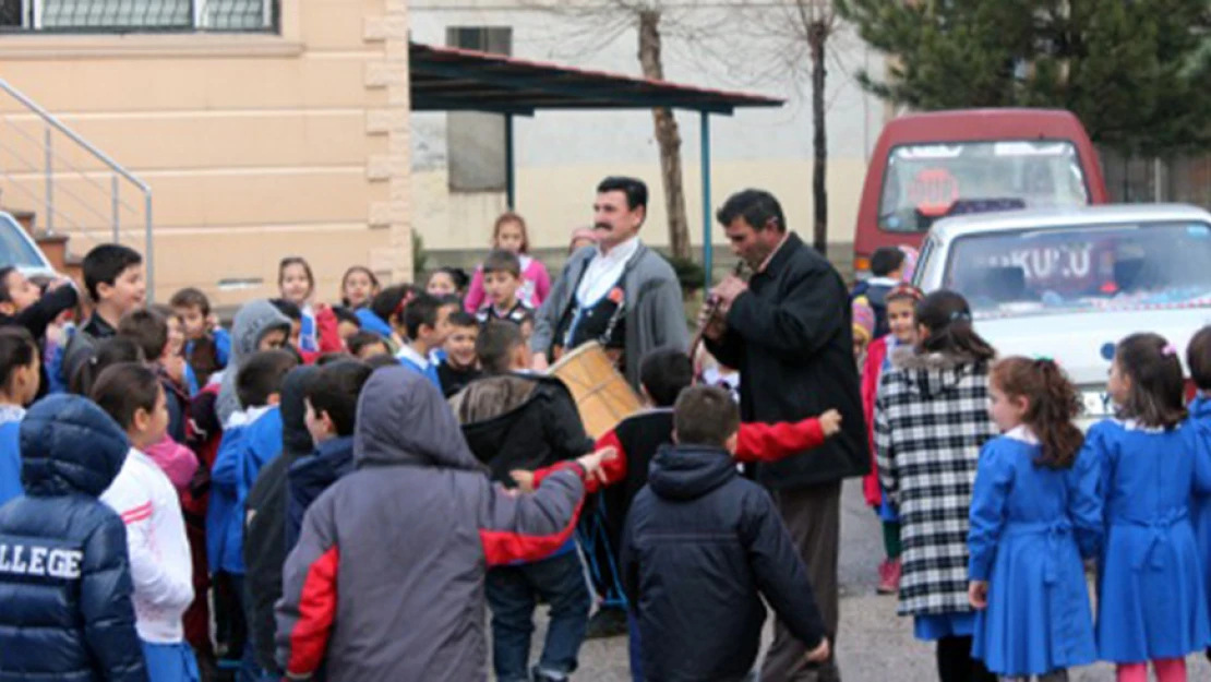 Memnun olmadıkları müdürün gidişini davul zurna ile kutladılar