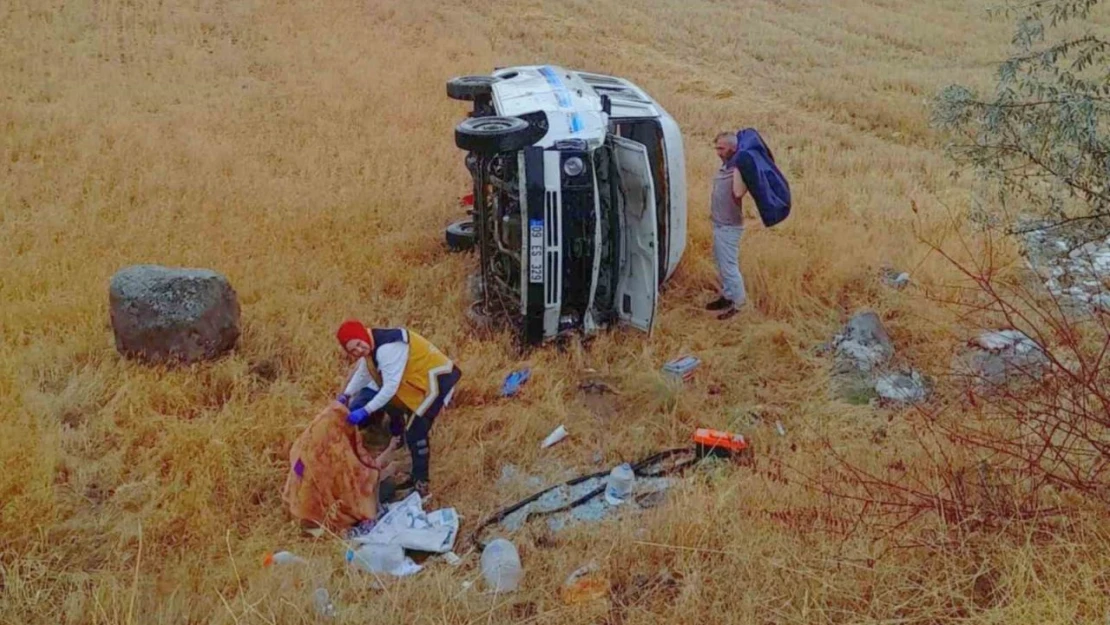 Minibüs Buğday Tarlasına Devrildi: 2 Yaralı