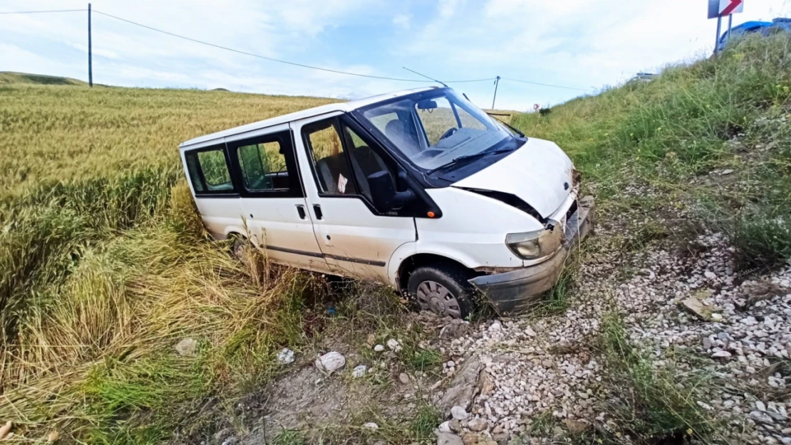 Minibüs tarlaya uçtu: 1 ölü