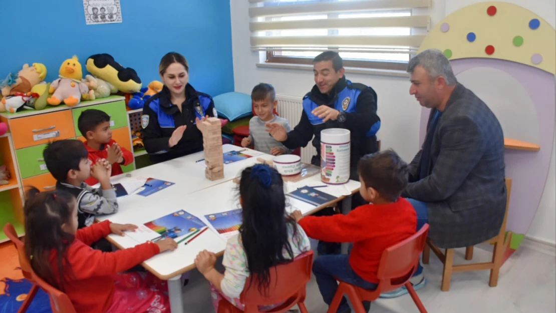 Minik öğrencilere polislik tanıtıldı