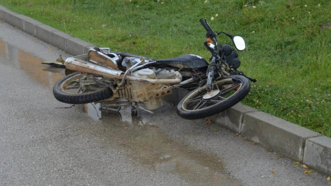 Motosiklet metrelerce sürüklendi: 1'i ağır 3 yaralı