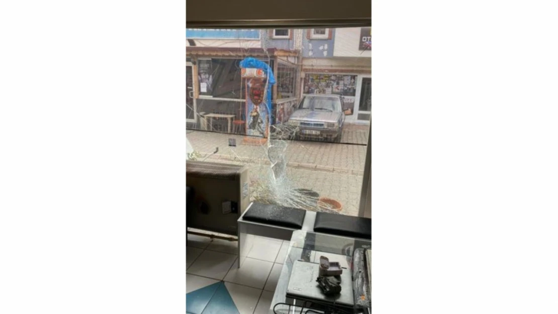 Motosikletin kontrolünü kaybedip iş yerine daldı