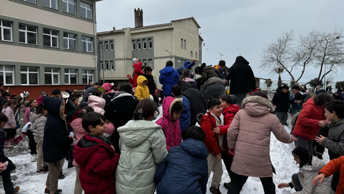 Mutlu Olmaları İçin Taşın Altına Elini Koydular