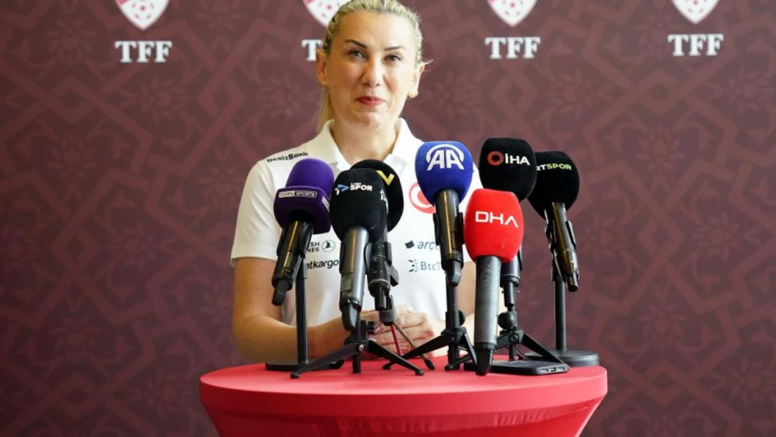 Necla Kıragası: 'Kadın Futbolunun Gelişmesi İçin Özveriyle Çalışan Oyuncularımız Var'