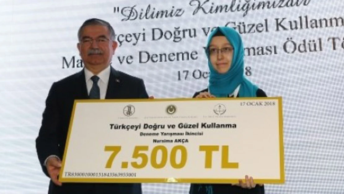 Nursima ödülünü Bakan'dan aldı