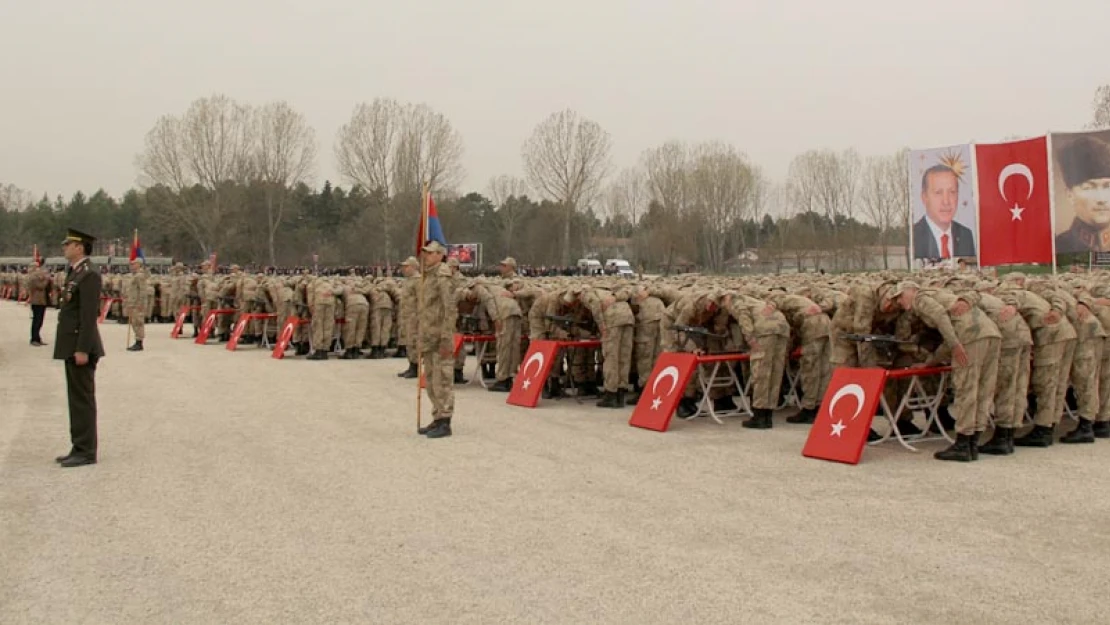 Oğlunun hasretini komutana sarılarak giderdi