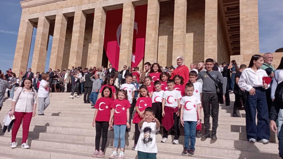 Öğrenciler Cumhuriyet'in 100'üncü yılında Anıtkabir'de