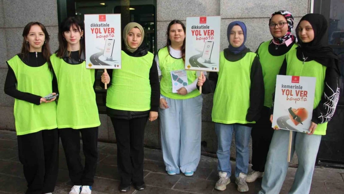 Öğrenciler Trafik Polisi Oldu, Yolcu Ve Sürücüleri Uyardı