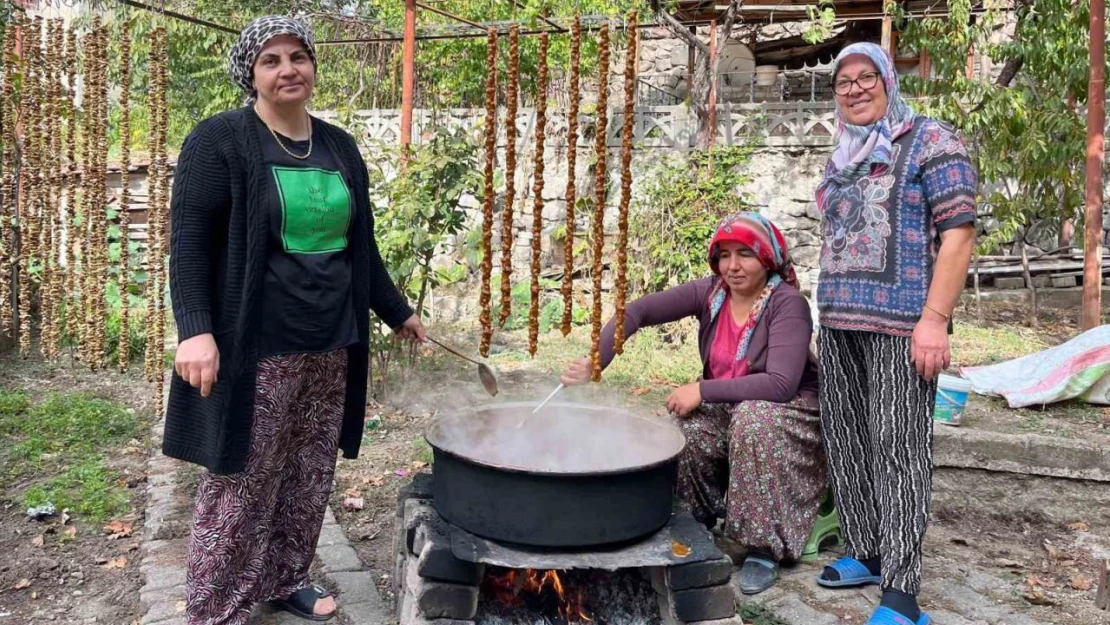 'Hamarat Kadınlardan' Cevizli Sucuk Mesaisi