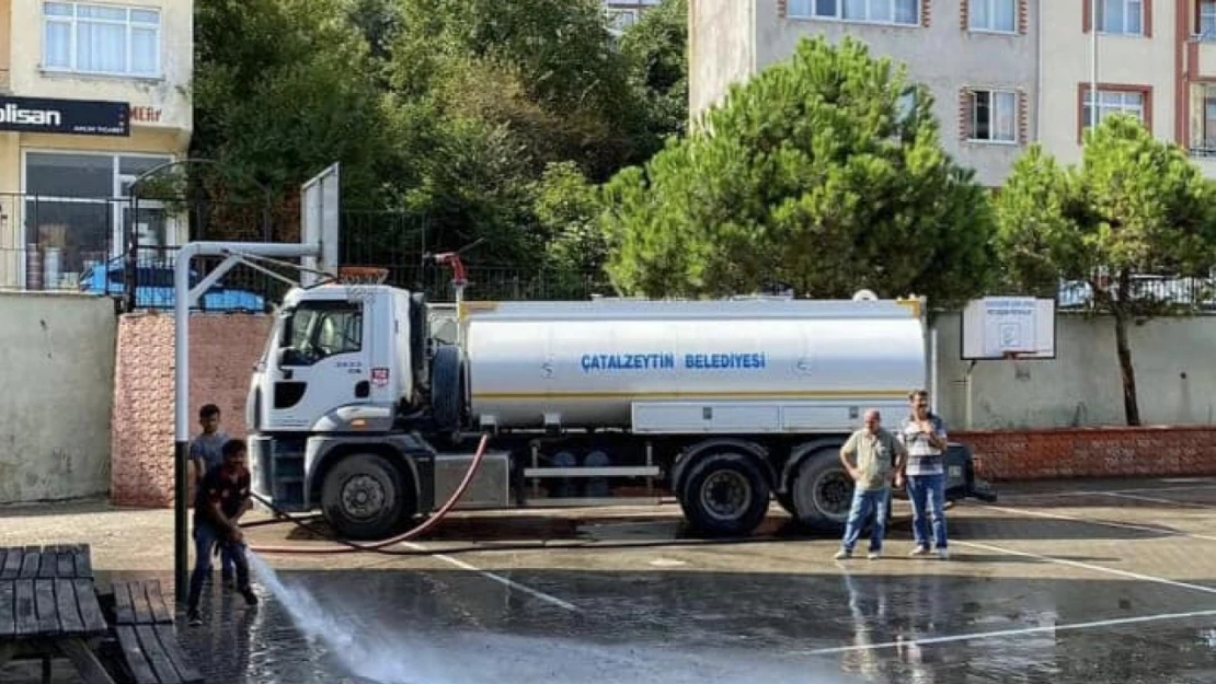 Okul bahçelerini temizlediler