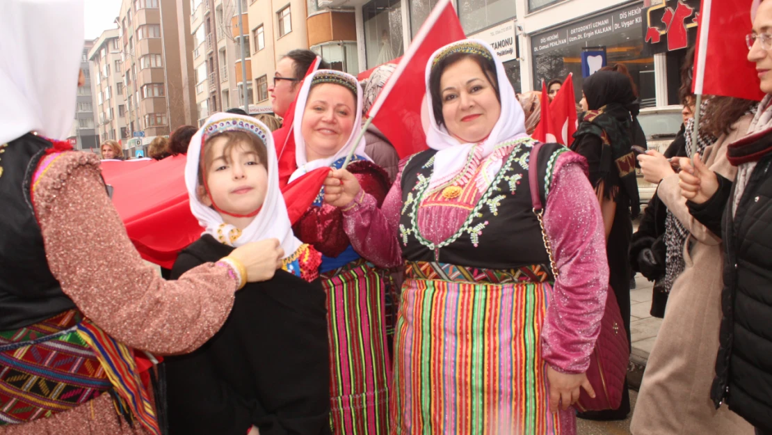 Önlerinde Kağnı Ellerinde Türk Bayrağı İle Yürüdüler