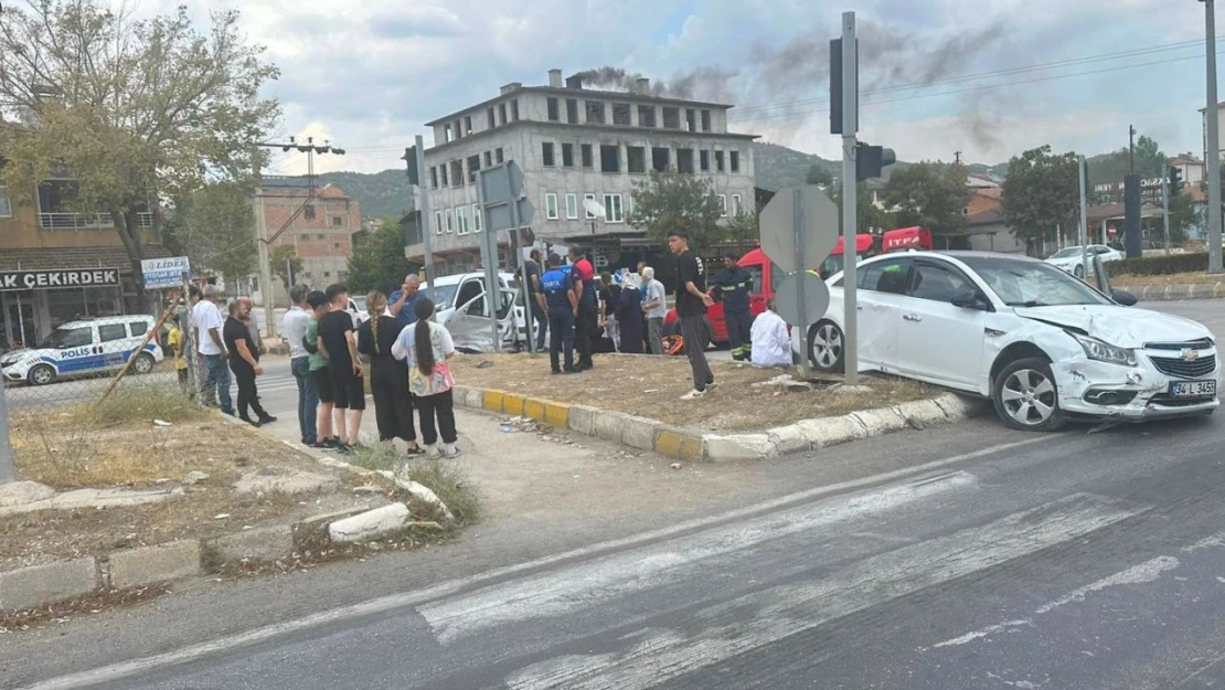 Osmancık'ta İki Araç Kavşakta Çarpıştı: 1 Yaralı